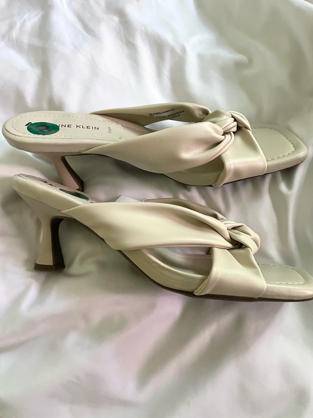NWT Anne Klein Kitten Heel Sz 8